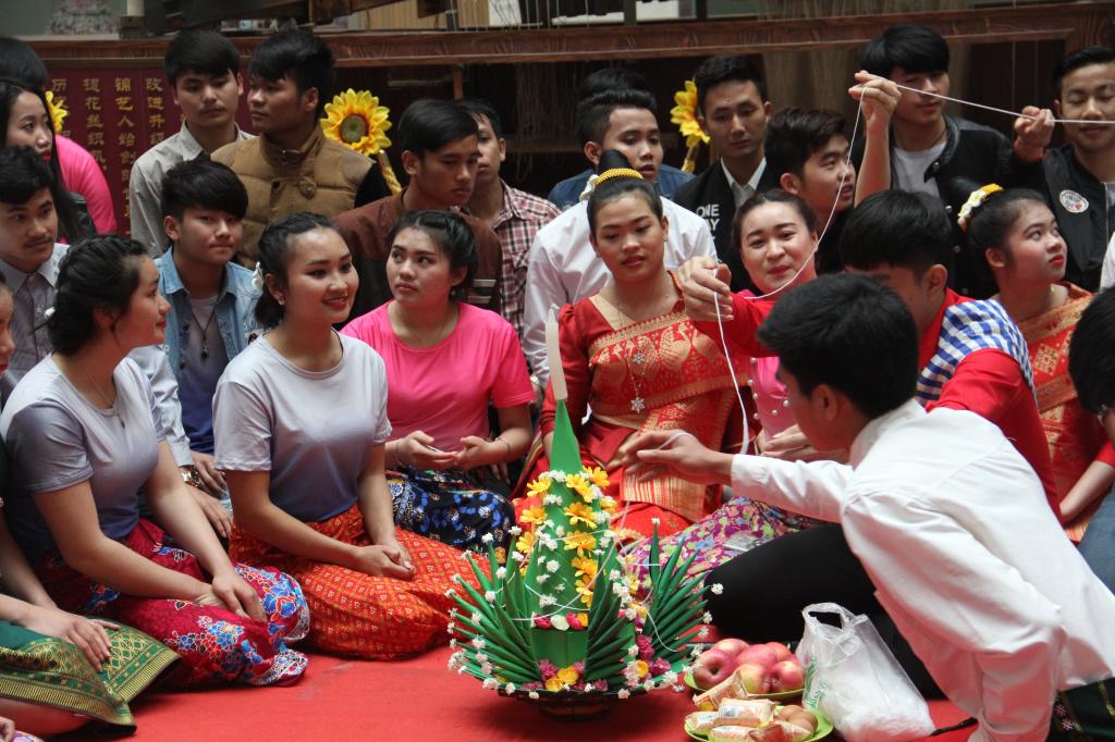 圆中老菁华迎新梦 谱一带一路新华章——成都纺专举行老挝新年暨中老